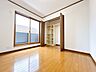 洋室：【現地内観写真】2階約5帖洋室の写真です。コンパクトなお部屋ではありますが、約1帖分のクローゼットもありお部屋を広くご利用いただけます。