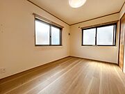 【南洋室】南洋室別角度です。南と西の2面採光で、明るい雰囲気のお部屋です。約6.6帖で家具の配置もしやすいですね。
