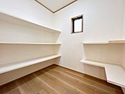 【納戸】玄関前の収納スペースです。棚付きで収納しやすく、4帖あるため大きな荷物も置けます。小窓付きで通気性がよく、湿気がこもりません。