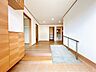 その他：【廊下】各部屋への往来がしやすい造りになっています。段差がないので安心です。クロスの張替えや照明交換を行いました。