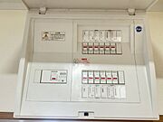 【分電盤】電力会社へ申請すればアンペア数を上げることも可能ですので、ご自身のライフスタイルに合わせてご検討ください。分電盤も新品へ交換します。