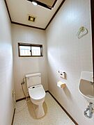 【トイレ】全体を白色で統一されており、清潔感のある空間です。手洗器があるので、洗面台に行く手間が省けて便利ですよね。