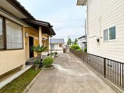 【駐車場】西側駐車場別角度です。玄関に近いため、荷物の搬入や搬出も簡単に行えます。