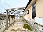 【駐車場】南側駐車場別角度です。幅は3ｍ以上あり、お車の乗車・降車も楽にしていただけます。