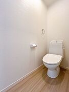 【リフォーム済】トイレは新品に交換しました。温水洗浄付きです。キズや汚れが付きにくい加工が施してあるのでお手入れが簡単です。