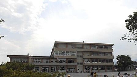 【周辺環境/学校】中川小学校まで150m(徒歩2分)です。中尾中学校まで1.1km(徒歩14分/自転車4分)です。