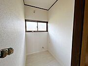 トイレです。トイレを新品に交換いたしました。クロス張替、クッションフロア重張をいたしました。