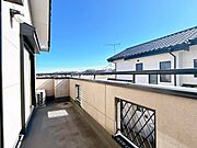 【リフォーム中】バルコニーは南側の2部屋から出ることができます。床の防水塗装を行います。