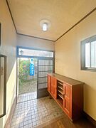 【リフォーム中】玄関ホールです。玄関ドアの交換とシューズボックスの交換を行います。