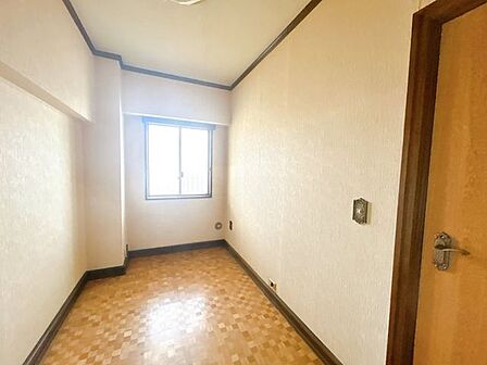 【リフォーム中】北西の洋室です。フローリング重張り、建具交換、クロス張替え、照明交換を行います。