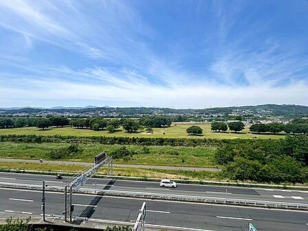 【眺望】バルコニーからの眺望です。南向きで日当たり良好。緑豊かな風景が広がっています。
