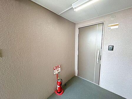 【期間限定現況販売】玄関の外観です。消火器の位置が近いのも有事の際に安心ですね。