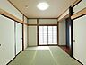 室内：【リフォーム済】1階西側6畳和室は、お庭の様子を眺めながら寛げるお部屋です。壁・天井クロス張替え、照明器具交換、襖・障子張替、畳表替えを行います。イグサの香り漂う心落ち着くお部屋に仕上がりました。