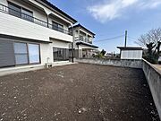 【リフォーム済】敷地の南側は樹木撤去や倉庫解体済です。お庭造り（ただし土の入れ替え等が必要となる場合があります）、道路に面していないので、お子様の湯ぐ置き場やペットの遊び場にいかがですか。