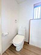 【トイレ】トイレは温水洗浄機能付きに新品交換を行いました。表面は凹凸がないため汚れが付きにくく、継ぎ目のない形状でお手入れが簡単です。節水機能付きなのでお財布にも優しいですね。