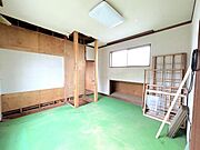 【リフォーム中】2階中央洋室の西側にウォークインクローゼットを設けるので、収納を撤去し8帖洋室になります。凸凹していたお部屋がすっきりするので、お気に入りの家具配置も思いのままにできるようになります。