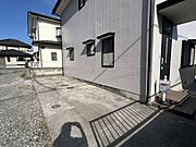 【リフォーム中】駐車場の土間部分は高圧洗浄を行い見栄え良く仕上げます。道路側のフェンスを1部解体し、不要物を撤去するので、縦列で2台駐車でき、駐車しやすくなります。
