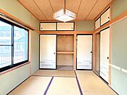 【リフォーム中】西側6畳和室の収納はクローゼットに変更します。掃除用具や買い置きの洗剤などにストック場所におススメします。入口扉と同一色の建具にするので、統一感の感じられるお部屋になります。