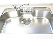 【同仕様写真】新品のシステムキッチンのシンクは汚れにも熱にも強いステンレス製です。汚れてもさっとお掃除できるので、常に清潔に保てます。