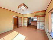 【リフォーム中】1階南東側約9帖の洋室とダイニングキッチンを一体化し18帖LDKを設けます。対面式キッチンで、リビングで寛ぐ家族と会話をしながらお料理できます。