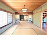 和室：【居室】1階南西側8帖の和室です。こちらのお部屋南側には縁側がございます。