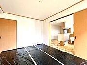 【6月中旬リフォーム完成予定】1階和室別角度の写真です。天井と壁のクロス張り替え、畳の表替え等を行います。リビングから直接お部屋に移動できるのでお子さんが遊んでいるところ眺められます。