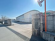 鴻巣市立鴻巣中央小学校まで約1000m（徒歩13分）です。小さなお子様もいい運動になりそうでいいですね。