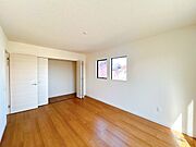 【リフォーム中】2階南東側洋室になります。約8.75帖の広さがございます。お子様部屋には贅沢な広さですね。