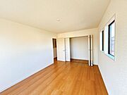 【リフォーム中】2階南東側洋室になります。クロス張替、網戸張替、照明・火災報知器は新品交換いたします。