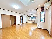 リビング別角度の写真です。ダウンライトや明り取りがあっていいですね。