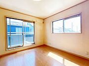 2階西側洋室です。壁2面に窓がございますので、陽の光が入りやすく明るいお部屋になりそうですね。