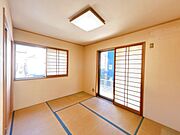 和室のお写真です。障子もございますので、陽の光を気分によって遮ることも可能ですね。