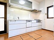 【キッチン】横幅がありワークスペースも確保された使いが手の良さそうねキッチンですね。