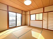 2階和室になります。南向きですので、気持ちのいい陽の光でうたた寝しそうですね。