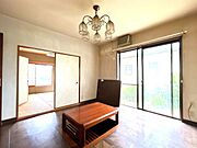 リビングになります。堀こたつもありますので、寒い時期には団らんしてお食事できますね。