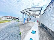 駐車場になります。2台駐車が可能です。カーポート付きですので雨の日でも安心ですね。