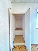 【2階洋室】東側のお部屋は収納付きです。奥行がありますのでたっぷり収納できそうですね。