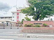 白岡西小学校 白岡市立西小学校まで約950m（徒歩12分）です。小さなお子様もいい運動になりそうでいいですね。