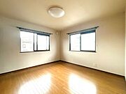 2階北西側洋室になります。窓が壁2面にございますので、風通しがよさそうですね。