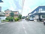 前面道路のになります。ご住宅前は幅が約6.0m以上ございます。運転が苦手な方でもゆったりと車の出入りができそうですね。