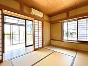 和室になります。南向きで広縁との間に障子がありますので、気分によって陽射しを遮ることができます。