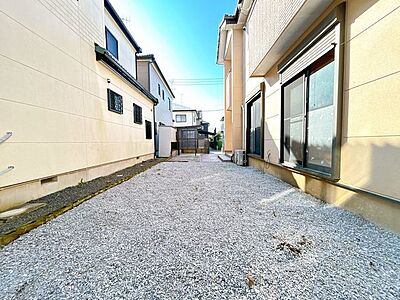 外観:お庭のお写真になります。樹木を伐採し白ビリを家全体に敷いております。 外観:お庭のお写真になります。樹木を伐採し白ビリを家全体に敷いております。