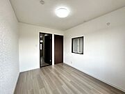 【リフォーム済】玄関ホールです。床はフロアタイルを上張りし、壁。天井はクロスを張り替えております。