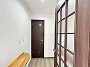 【リフォーム済】2階廊下です。床はフロアタイルを上張りし、壁。天井はクロスを張り替えております。