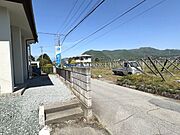 【リフォーム済/前面道路】駐車場から見た前面道路です。