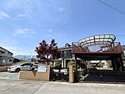 【リフォーム済/外観】玄関を出るとお庭と駐車場が広がっています。拡張した駐車場には車二台は縦横余裕をもって駐車可能です。