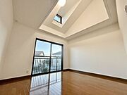 【リフォーム済/2階洋室】2階真ん中の洋室です。天井が高く開放的なお部屋です。クロス張替え・照明交換を行いましたので、綺麗な仕上がりです！