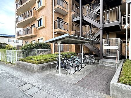 【駐輪場(1)】屋根付きの駐輪場です。