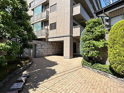 外観：【外観写真】マンション入り口になります。大通りから10ｍほど奥まったところにあるので落ち着いたエントランスです。オートロックなところも安心ですね。