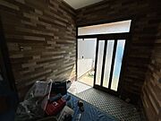 【リフォーム中・玄関内観】玄関の内観写真です。シューズボックスは新品に交換致します。